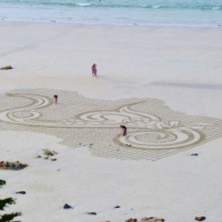 Pauline Le Goïc, rake art (dessin sur le sable) avec Flèche et Patelgé
