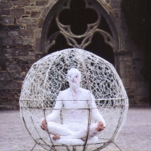 Pauline Le Goïc, performance in-situ dans sphère de dentelle aux fuseaux