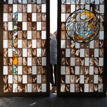 Pauline Le Goïc, Umô, 羽毛, portes shoji en vitrail, montées au plomb avec insertions de verres peints et colorés et papiers washi