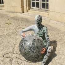 Pauline Le Goïc, Chaosmos II Cosmocide, performance artistique autour d'une sphère de verre monté au plomb avec verre thermoformé, sérigraphié et entièrement gravé à la main, surmontée de petits soldats en pâte de verre