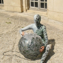 Pauline Le Goïc, Chaosmos II Cosmocide, performance artistique autour d'une sphère de verre monté au plomb avec verre thermoformé, sérigraphié et entièrement gravé à la main, surmontée de petits soldats en pâte de verre