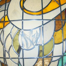 Pauline Le Goïc, détail du cercle central des portes Umô, portes shoji avec verre bombé et papier washi incrusté de cendres et plumes