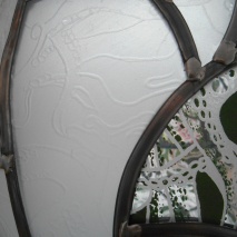 Pauline Le Goïc, Chaosmos II - Cosmocide (détail de gravure), sphère de verre montée au plomb avec verre thermoformé, sérigraphié et entièrement gravé à la main