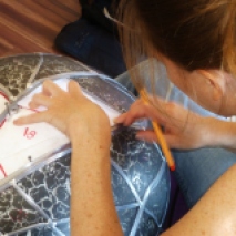 Pauline Le Goïc, Chaosmos I - Gématria, étape de réalisation d'une sphère de verre montée au plomb avec verre thermoformé et sérigraphié