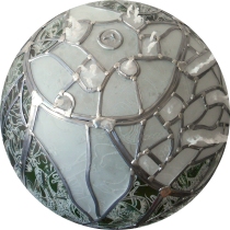 Pauline Le Goïc, Chaosmos II -Cosmocide, sphère de verre montée au plomb avec verre thermoformé, sérigraphié et entièrement gravé à la main. La sphère est surmontée de petits soldats en pâte de verre et d'un sceau de cire