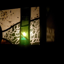 Pauline Le Goïc, Armorique Vitrail, lanterne en vitrail (verres colorés et gravés) et papier washi